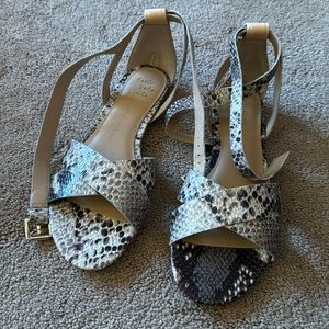 BANANA REPUBLIC - NIB Terri sandals